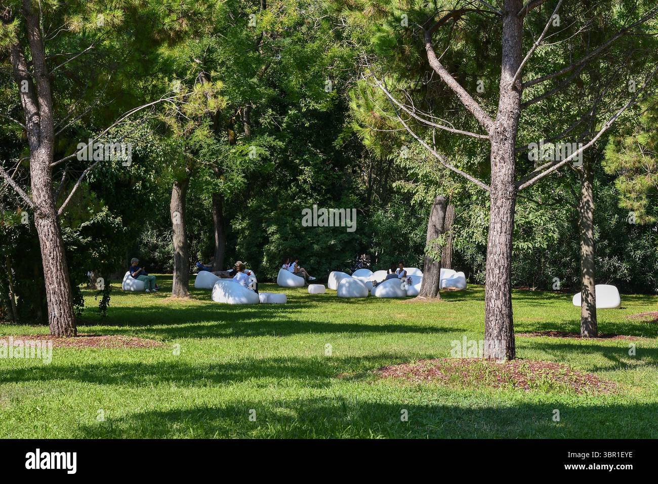 Palazzo del Casino Park mit Außensofas während des 81. Internationalen Filmfestivals von Venedig, Lido von Venedig, Venetien, Italien Stockfoto