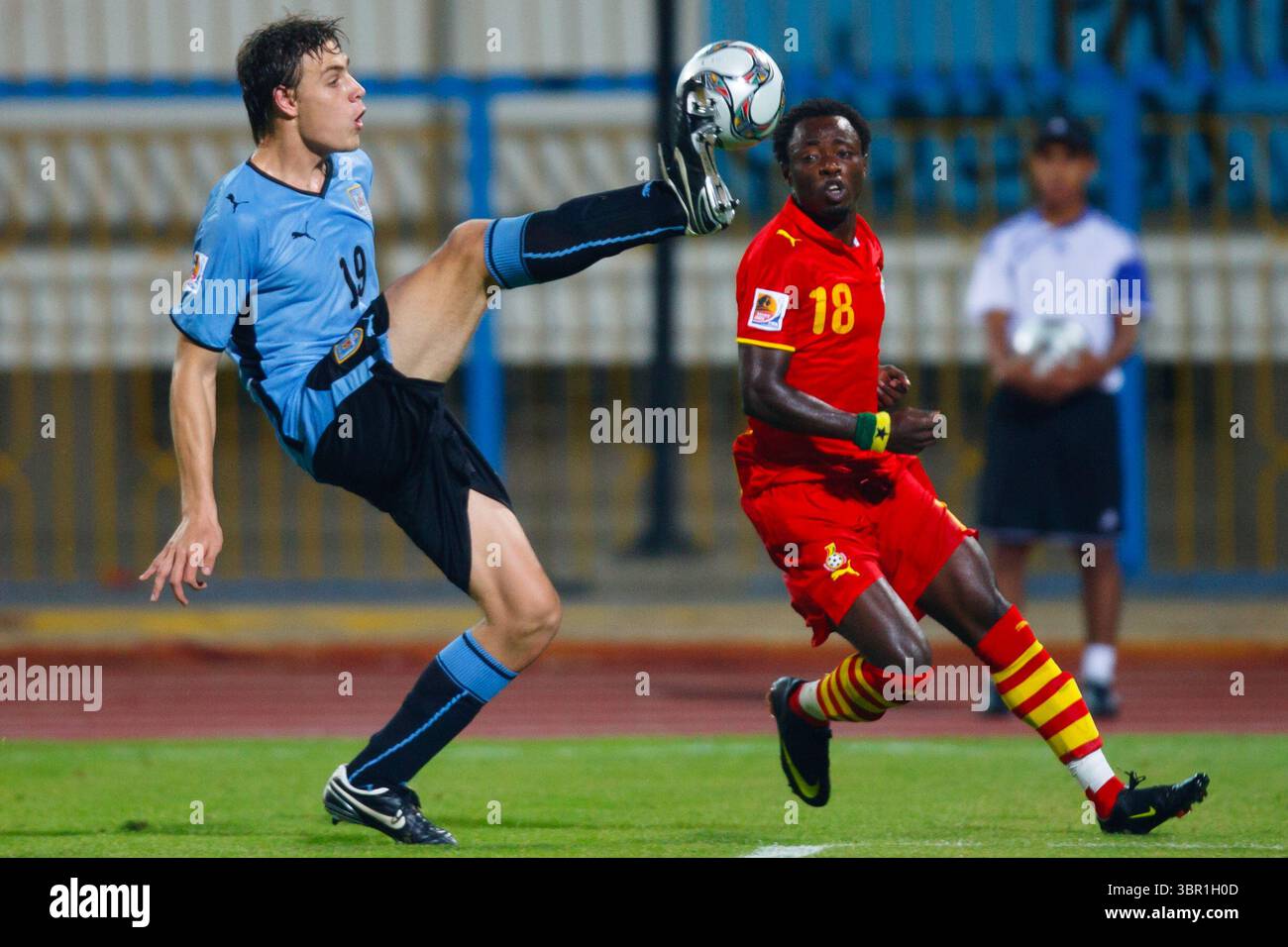Sebastian Coates aus Uruguay (19) tritt am 2. Oktober 2009 im Ismailia-Stadion in Ismailia in Ägypten gegen Ransford Osei aus Ghana (18) bei einem Spiel der FIFA U-20-Weltmeisterschaft Gruppe D an. Nur redaktionelle Verwendung. Kommerzielle Nutzung verboten. (Foto: Jonathan Paul Larsen / Diadem Images) Stockfoto