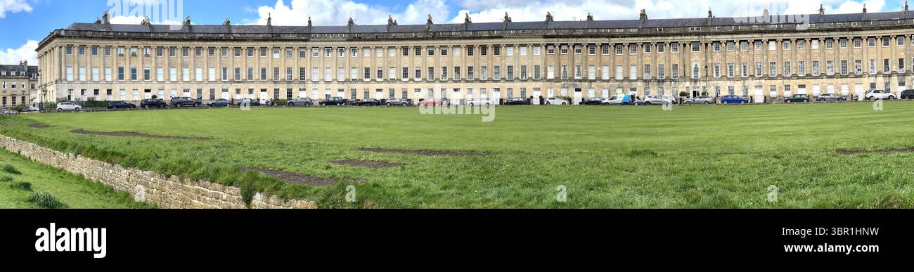 Panoramablick auf den ikonischen Royal Crescent in Bath mit georgianischer Architektur vor einem klaren blauen Himmel - Smartphone-aufgenommenes Stockfoto