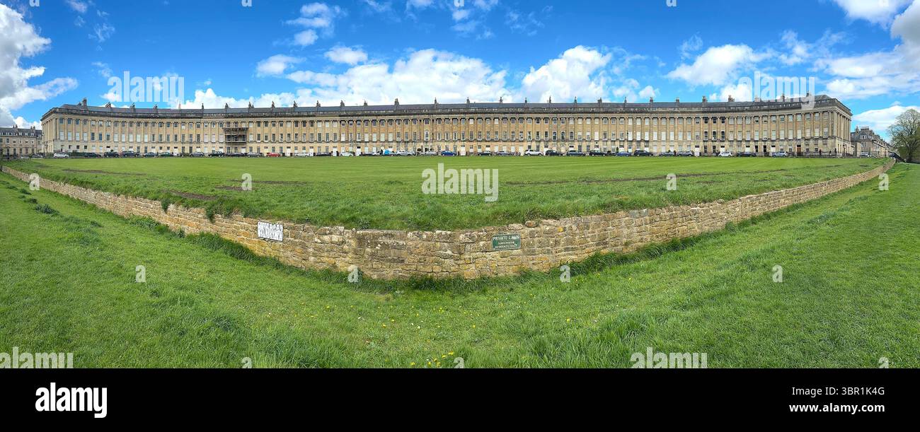 Weitwinkel-Panoramablick auf den historischen Royal Crescent in Bath, England mit blauem Himmel und Wolken - Smartphone-aufgenommenes Stockfoto