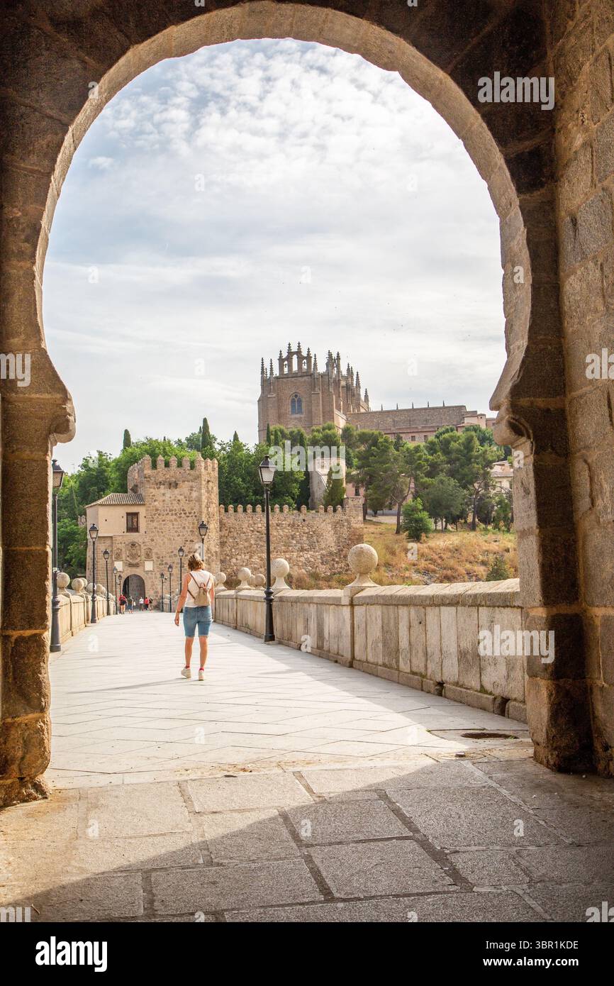 Die Puente de San Martín (deutsch: St. Martin-Brücke) ist eine mittelalterliche Brücke über den Tejo in Toledo, Spanien. Stockfoto