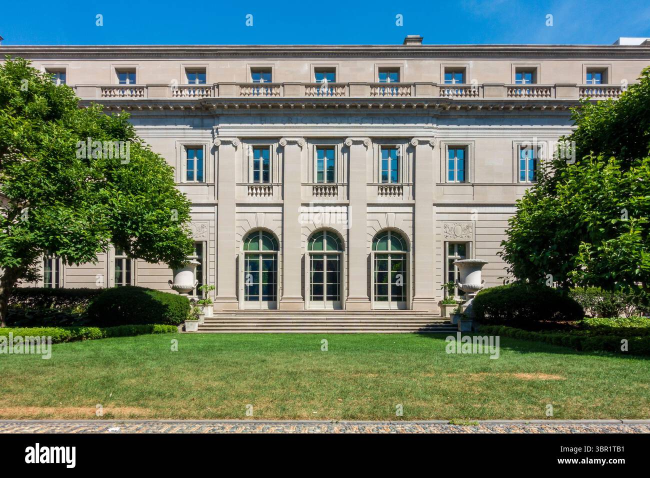 New York, NY - USA - 6. Juli 2025 die Frick Collection befindet sich in einem großen Beaux-Arts-Herrenhaus auf Manhattans Upper East Side und zeigt Meisterwerke in einem Stockfoto