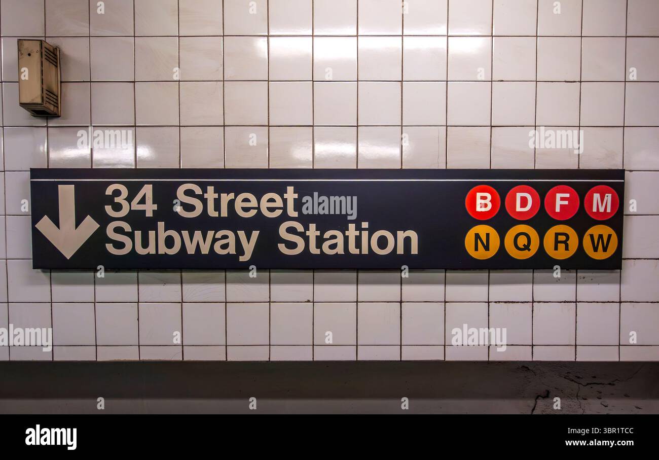 New York, NY - USA - 6. Juli 2025 dieses Schild markiert die U-Bahn-Station 34 Street, ein wichtiges NYC-Drehkreuz, das die B, D, F, M, N, Q-, R- und W-Linien, Führungsrippe Stockfoto