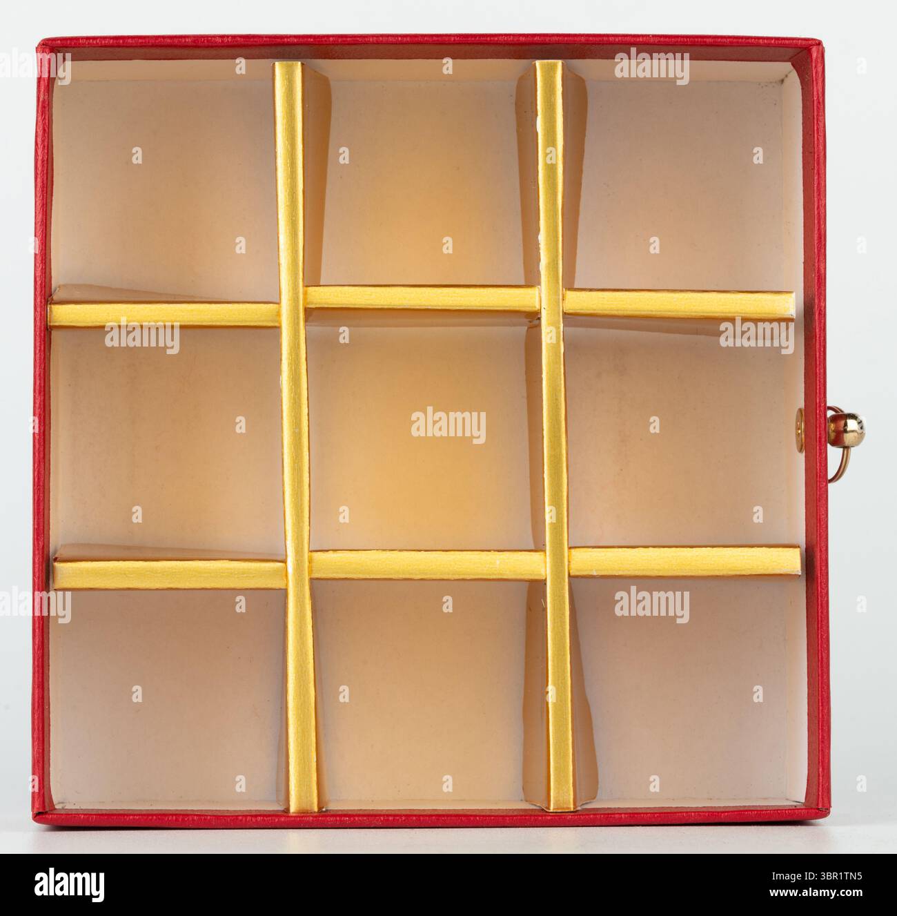 Das rote Kästchen verfügt über gelbe Trennwände, mit denen Sie kleine Gegenstände effektiv organisieren können. Stockfoto