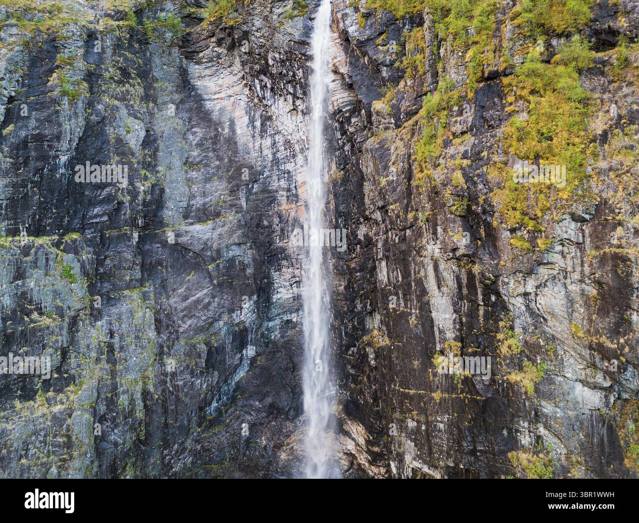 Aus der Vogelperspektive sehen Sie einen majestätischen Wasserfall, der auf einer steilen Felsklippe in den Bergen Norwegens herabstürzt. Stockfoto