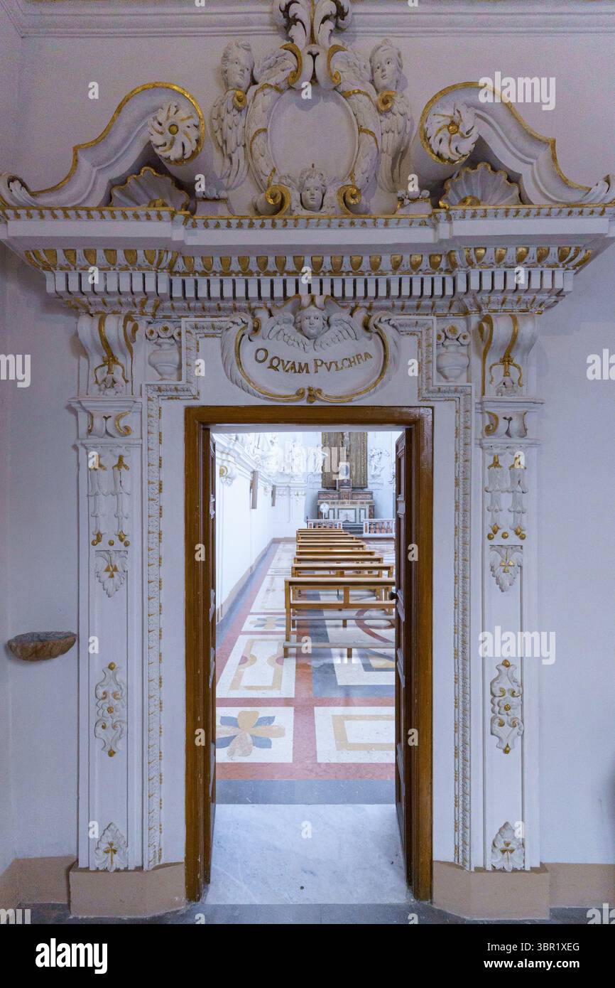Ein kunstvoller barocker Eingang in die Kirche Gesù in Palermo, Sizilien, mit komplizierten Schnitzereien, goldenen Akzenten und einer lateinischen Inschrift mit der Aufschrift 'O Stockfoto