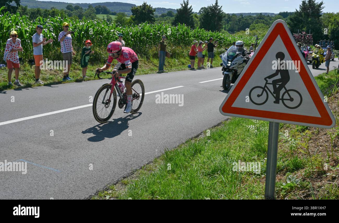 Ben Healy - irischer Fahrer am 10. Juli 2025 passiert ein No Cycling-Zeichen, als er auf der 6. Etappe der Tour de France 2025 zum Sieg aufbricht. Wenige Kilometer vom Ziel in Vire Normandie entfernt wurde er in 4h24'10' Stockfoto