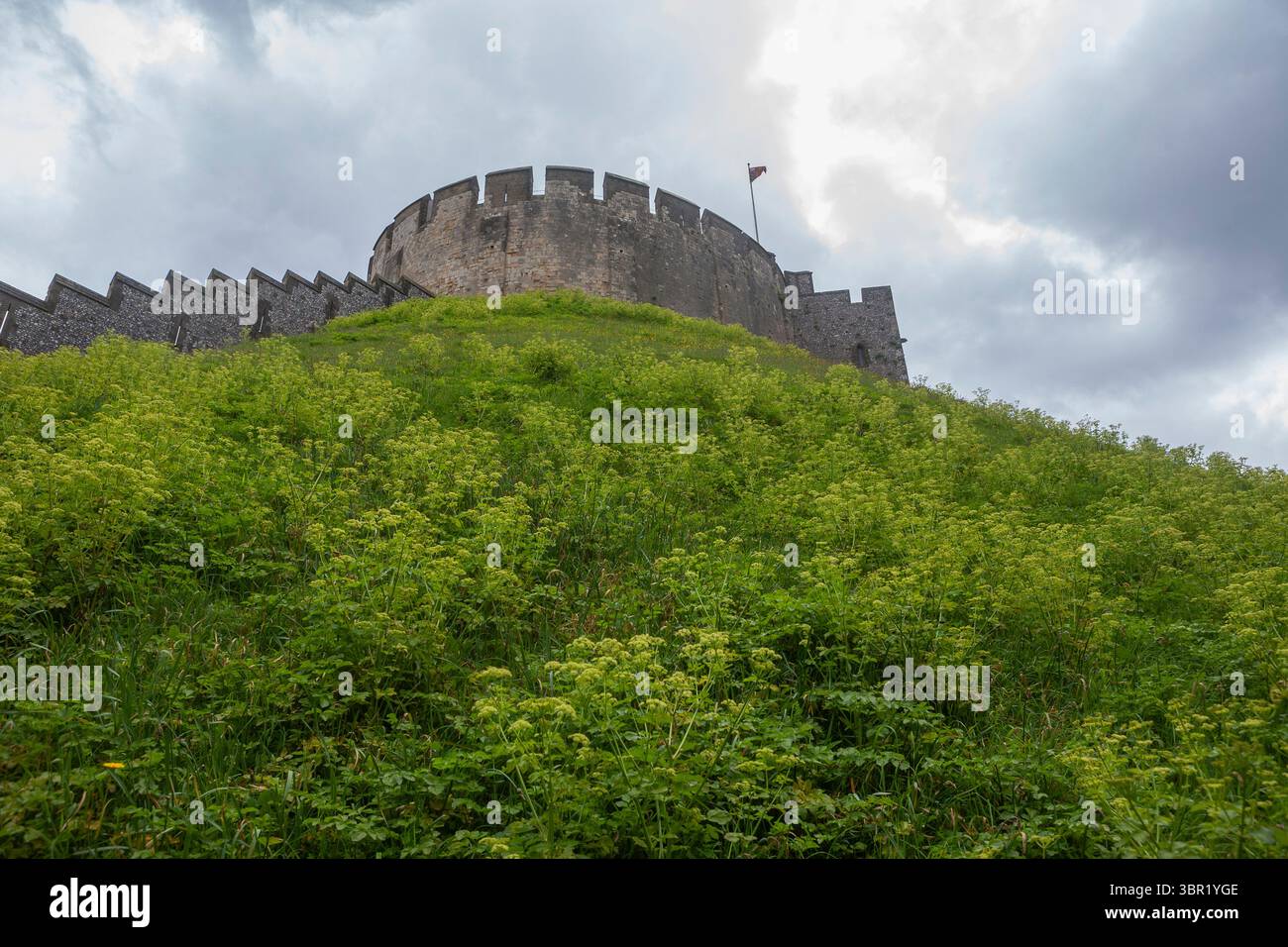 Die ursprüngliche normannische 20 Meter hohe motte, überragt vom Muschelhügel aus dem 12. Jahrhundert, Arundel Castle, West Sussex, England, Großbritannien Stockfoto