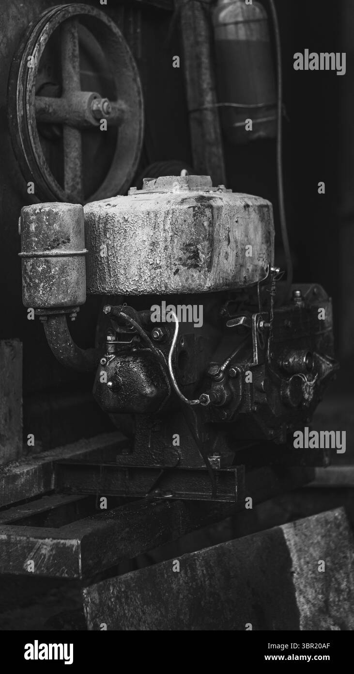 Alter Dieselmotor auf einer Baustelle, der Zähigkeit und Verschleiß schwerer Maschinen aufweist. Stockfoto