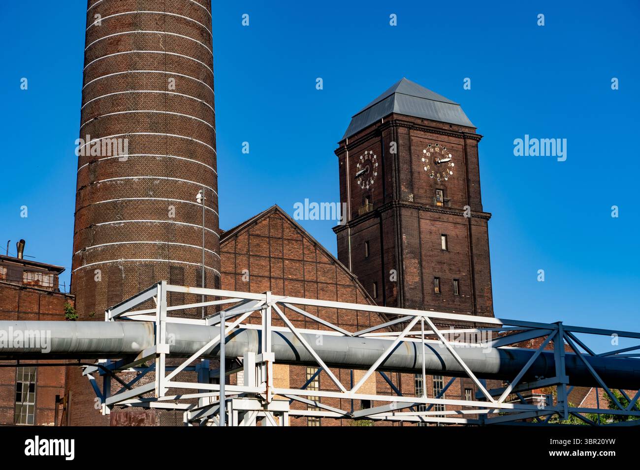 Blick auf das Heizkraftwerk Szombierki, ein historisches Industriegebäude in Polen, das seine einzigartigen architektonischen Merkmale und verwitterten Texturen zeigt. Stockfoto