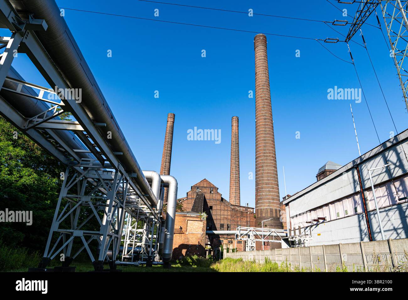 Blick auf das Heizkraftwerk Szombierki, ein historisches Industriegebäude in Polen, das seine einzigartigen architektonischen Merkmale und verwitterten Texturen zeigt. Stockfoto