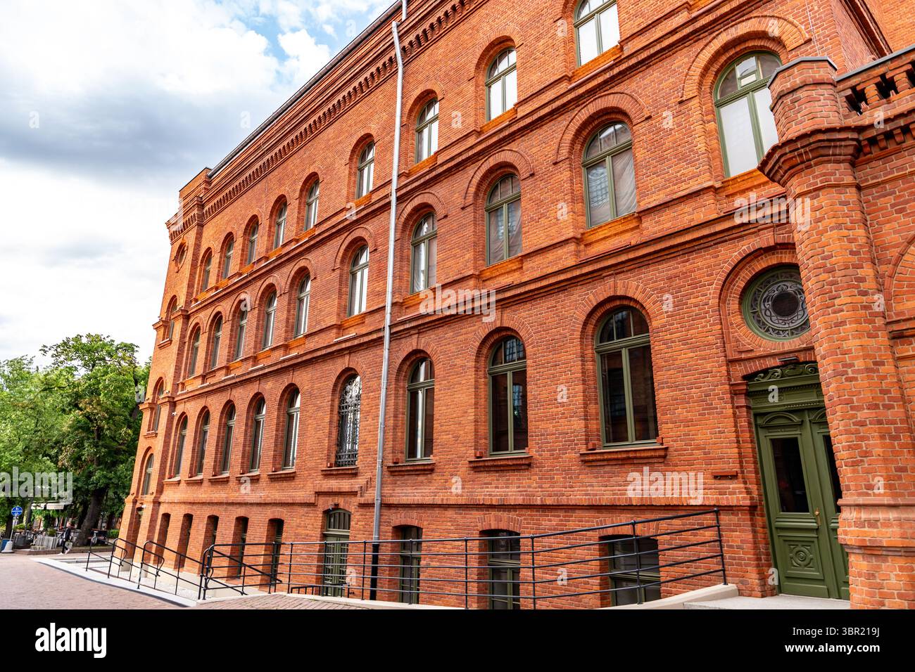 Blick auf ein restauriertes rotes Backsteingebäude in der Manufaktura-Gegend. Stockfoto