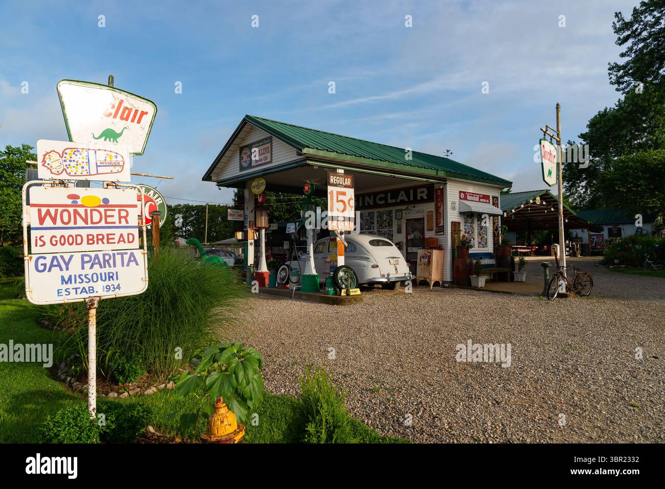 Ash Grove, Missouri – USA – 18. Juni 2025: Gary’s Gay Parita Touristenattraktion an der historischen Route 66 in Ash Grove, Missouri, USA. Stockfoto Ash Grove, Missouri – USA – 18. Juni 2025: Gary’s Gay Parita Touristenattraktion an der historischen Route 66 in Ash Grove, Missouri, USA. Stockfoto