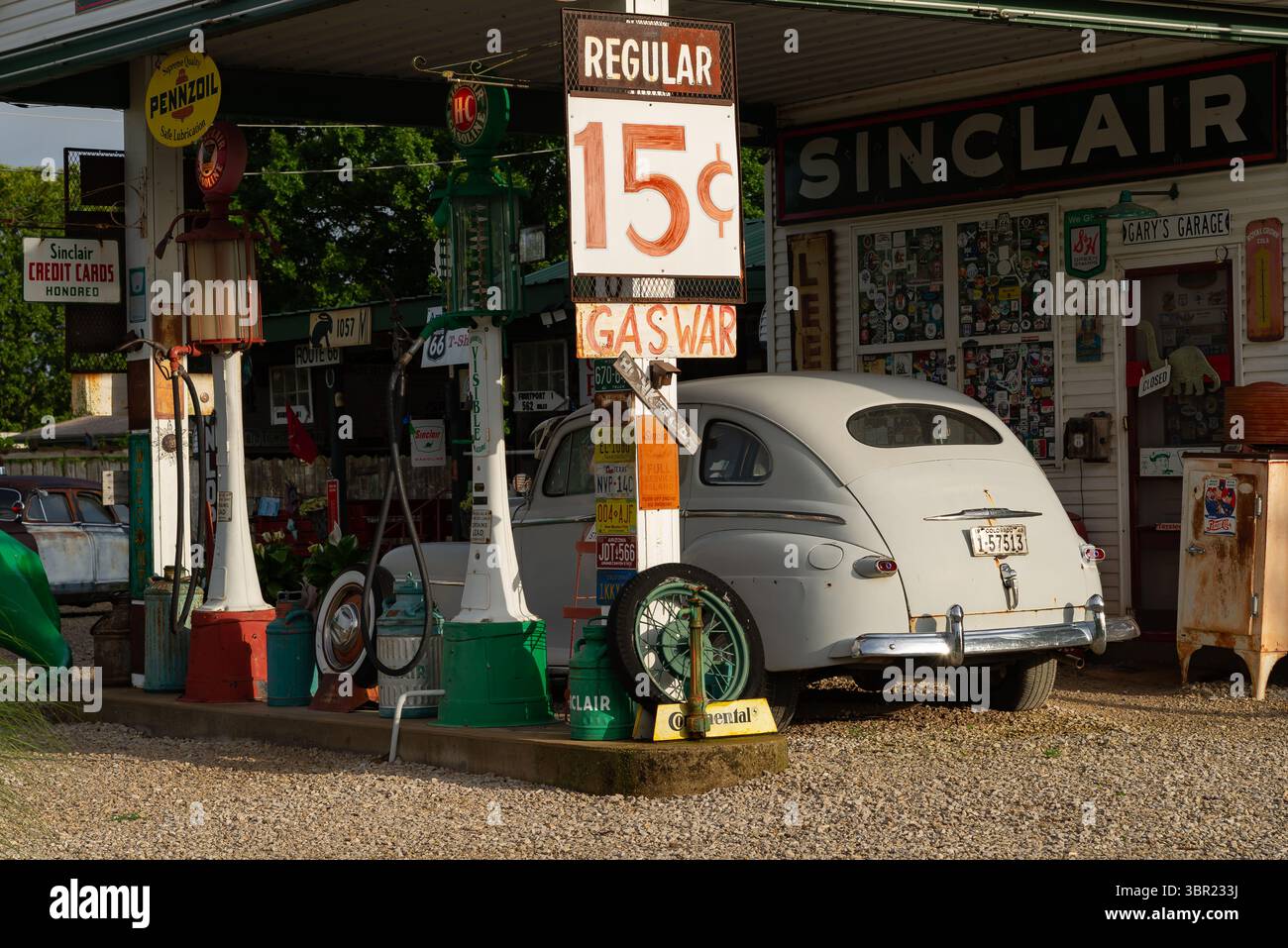 Ash Grove, Missouri – USA – 18. Juni 2025: Gary’s Gay Parita Touristenattraktion an der historischen Route 66 in Ash Grove, Missouri, USA. Stockfoto Ash Grove, Missouri – USA – 18. Juni 2025: Gary’s Gay Parita Touristenattraktion an der historischen Route 66 in Ash Grove, Missouri, USA. Stockfoto
