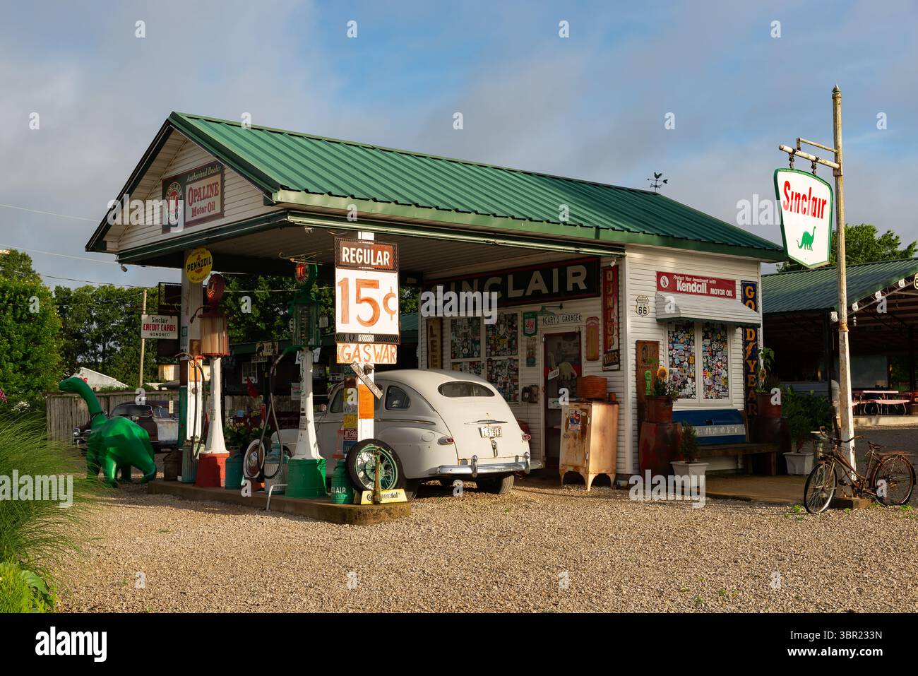 Ash Grove, Missouri – USA – 18. Juni 2025: Gary’s Gay Parita Touristenattraktion an der historischen Route 66 in Ash Grove, Missouri, USA. Stockfoto Ash Grove, Missouri – USA – 18. Juni 2025: Gary’s Gay Parita Touristenattraktion an der historischen Route 66 in Ash Grove, Missouri, USA. Stockfoto