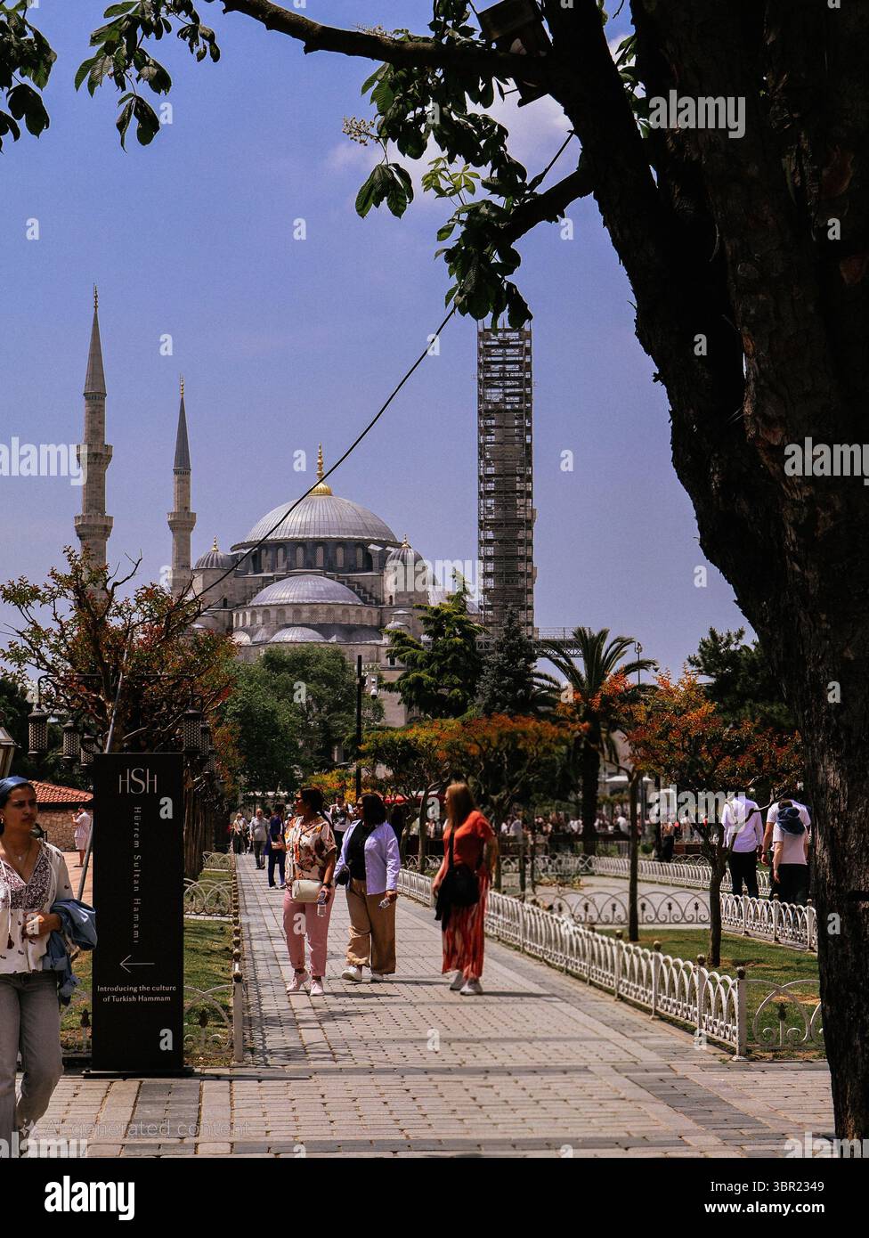 Die majestätische Hagia Sophia (Ayasofya) und die umliegenden Gärten in Istanbul. Stockfoto
