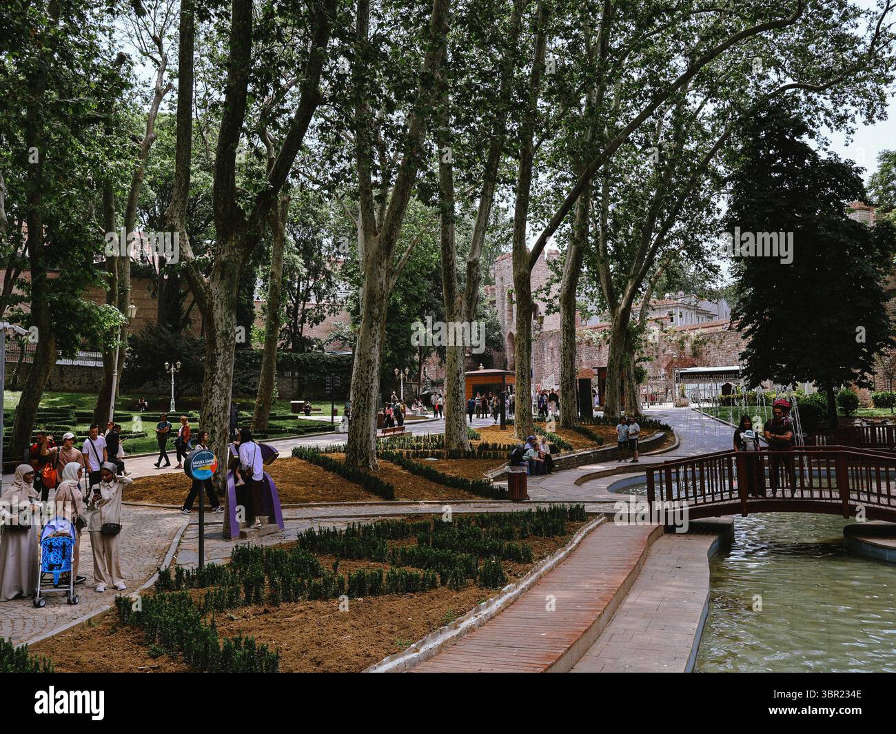 Friedlicher, von Bäumen gesäumter Pfad im Topkapi Park, Istanbul, Türkei. Stockfoto