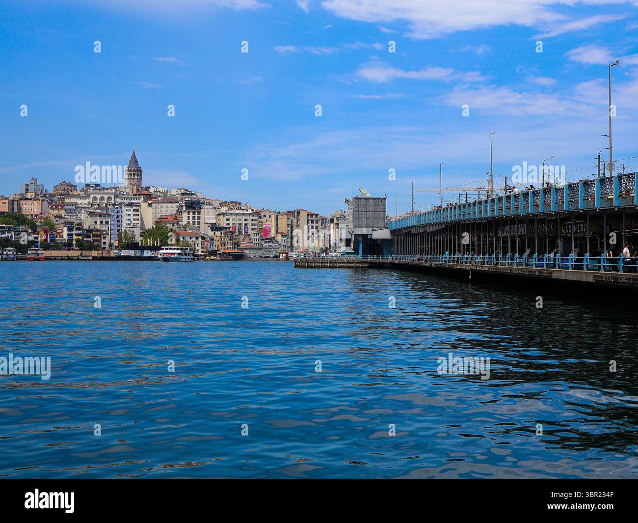 Malerischer Blick auf den Galata-Turm und die Galata-Brücke über den Bosporus in Istanbul, Türkei. Stockfoto