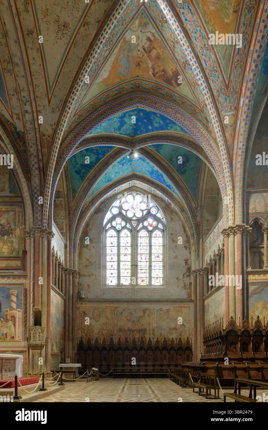 Blick auf das linke Querschiff der Oberkirche San Francesco in Assisi, Italien, mit gotischen Gewölben, Fresken von Cimabue aus dem 13. Jahrhundert und gebeiztem gla Stockfoto