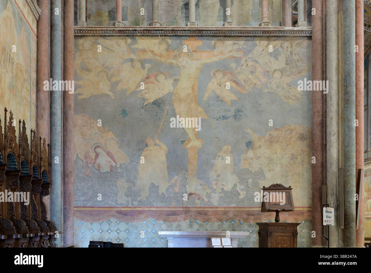 Fresko „Kreuzigung“ von Cimabue im linken Querschiff der Oberkirche San Francesco in Assisi, Italien, gemalt um 1280 im italienisch-byzantinischen Stall Stockfoto