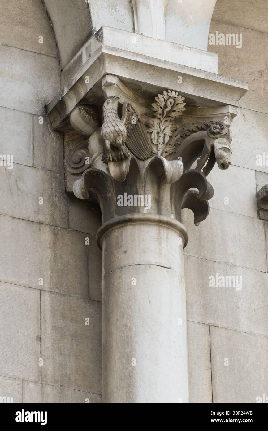Korinthische Hauptstadt mit Adler-, Leier- und Pferdemotiven auf Marmorsäulen, Fassade von San Michele in Foro, Lucca, Toskana, Italien. Stockfoto