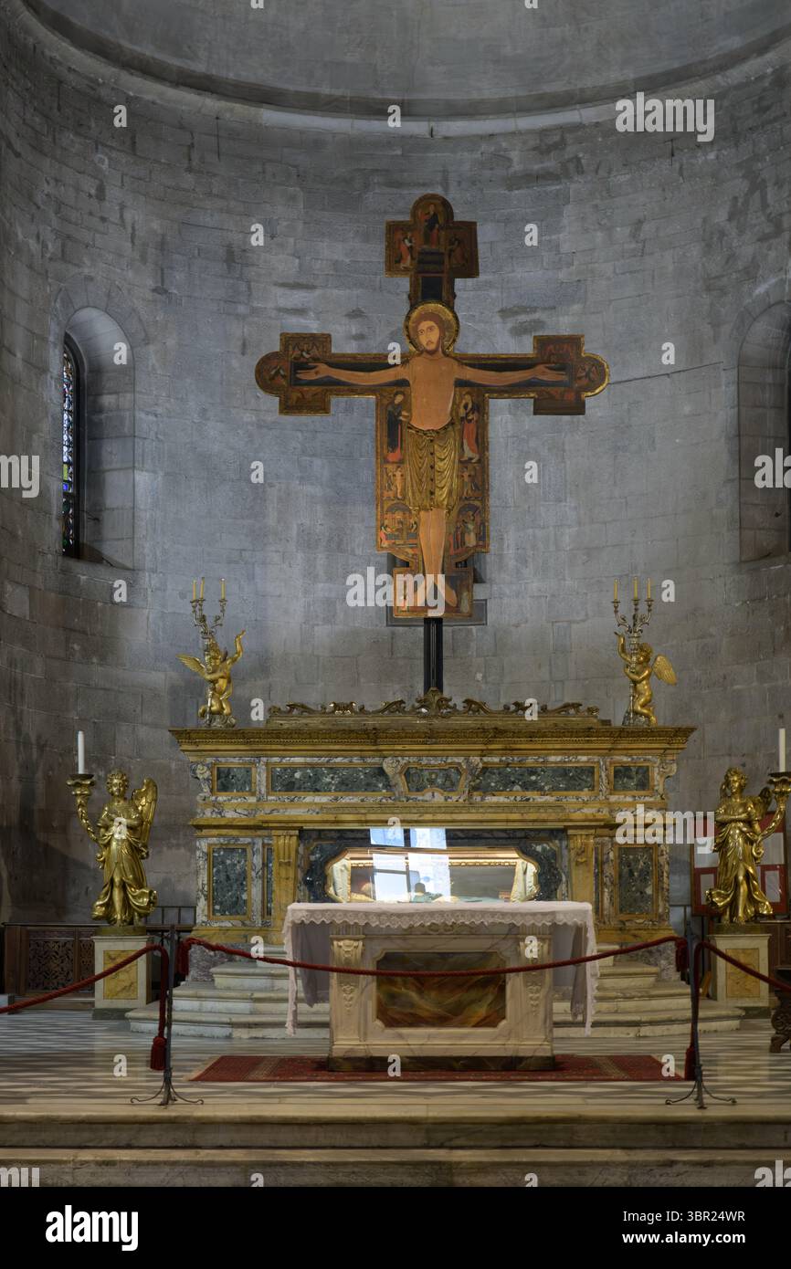 Gemaltes hölzernes Kruzifix mit Christus Triumphans Ikonographie, San Michele in Foro, Lucca, Italien, mittelalterlicher toskanischer Stil. Stockfoto