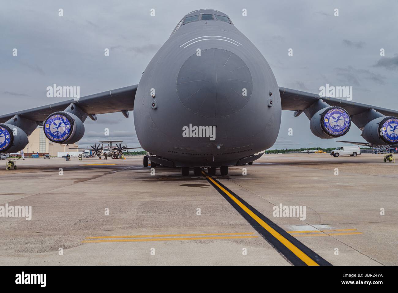 Ein Blick auf eine C-5M Super Galaxy mit Motorabdeckungen „Team Dover – McGuire AFB“, fotografiert auf der McGuire Air Force Base, New Jersey, Mai 2025. Stockfoto