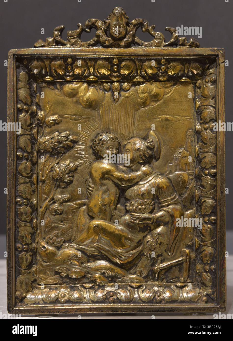 Vergoldetes Metallrelief der Madonna mit Kind aus dem 16. Jahrhundert, ausgestellt im Diözesanmuseum von Padua, Italien. Stockfoto