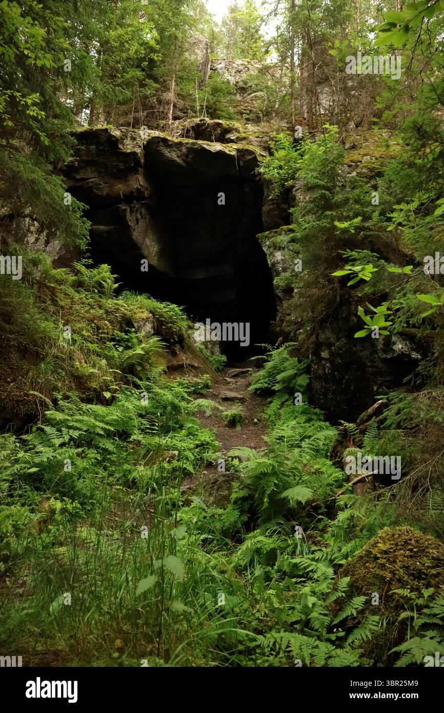 Kommeli-Höhlen in Mikkeli, Finnland. Diese Höhlen sollen sowohl magische Feen als auch Teufel beherbergen. Stockfoto