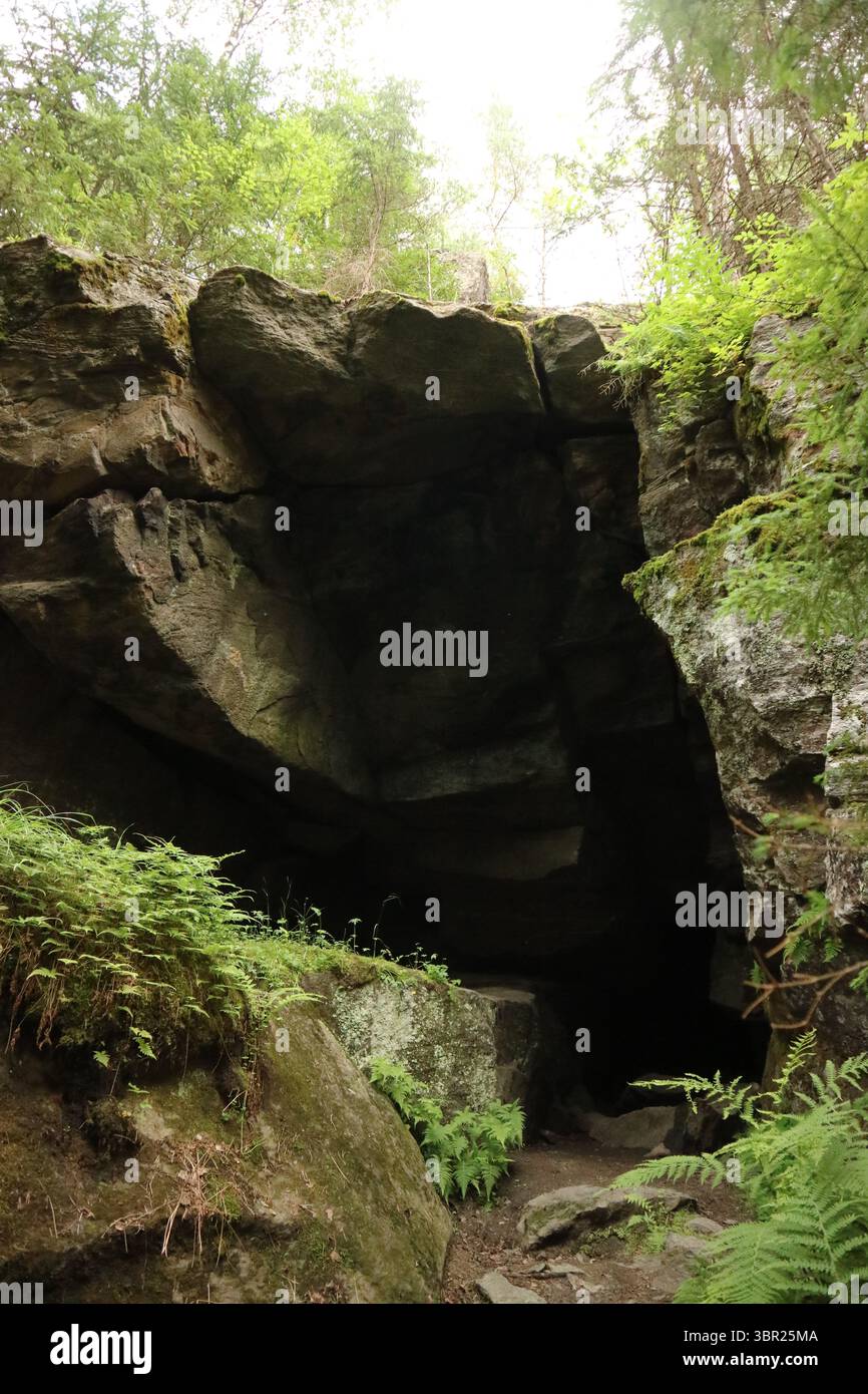 Kommeli-Höhlen in Mikkeli, Finnland. Diese Höhlen sollen sowohl magische Feen als auch Teufel beherbergen. Stockfoto
