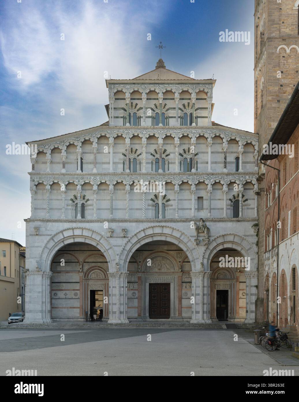 Kathedrale von San Martino und Glockenturm in Lucca, Italien, romanische Fassade mit Gewölben und Säulen, die im 11. Jahrhundert begonnen wurden. Stockfoto