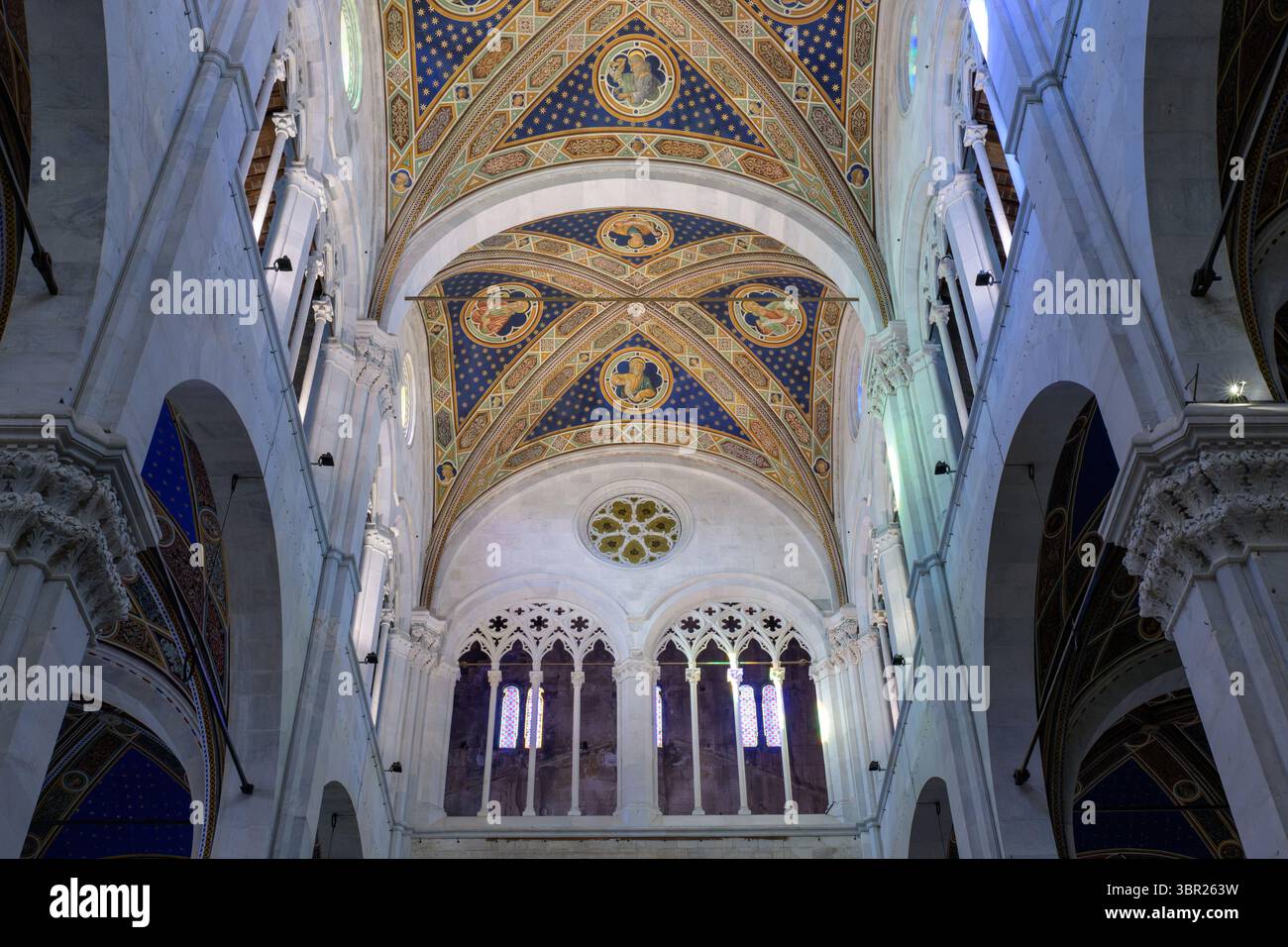 Gemalte Gewölbedecke der Kathedrale San Martino in Lucca, Italien, mit christlicher Ikonographie, Goldverzierungen und Sternen. Stockfoto