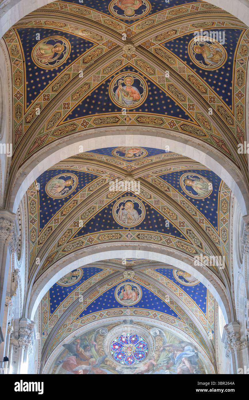 Gemalte Gewölbedecke der Kathedrale San Martino in Lucca, Italien, mit christlicher Ikonographie, Goldverzierungen und Sternen. Stockfoto