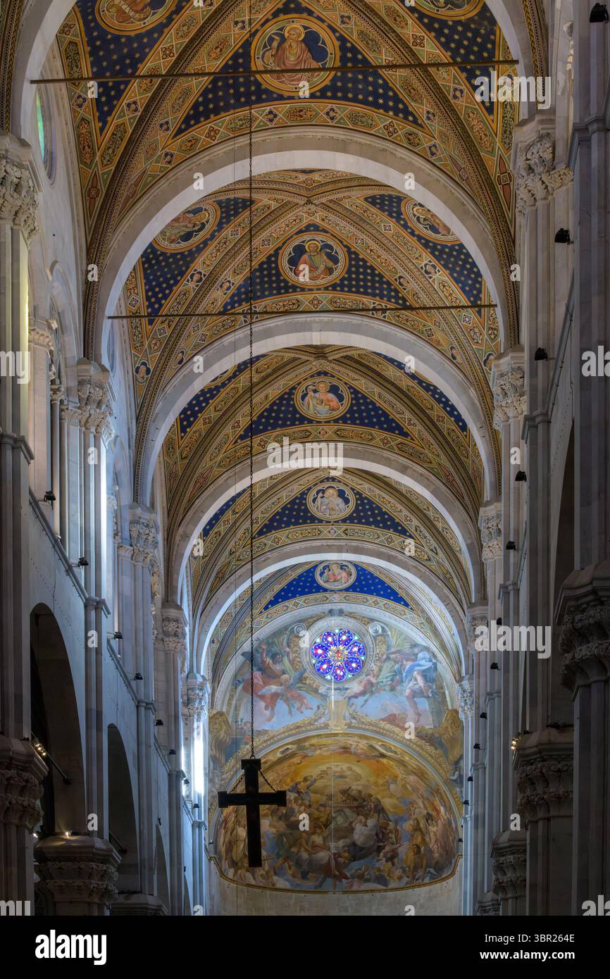 Gemalte Gewölbedecke der Kathedrale San Martino in Lucca, Italien, mit christlicher Ikonographie, Goldverzierungen und Sternen. Stockfoto