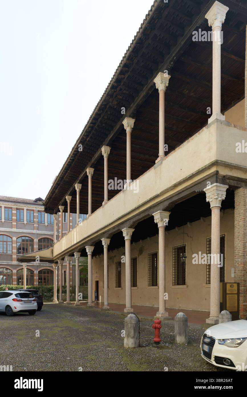 Blick auf den Innenhof mit einer Arkade, die von Säulen gestützt wird, im Carrarese Palace (Reggia Carrarese) in Padua, Italien. Stockfoto