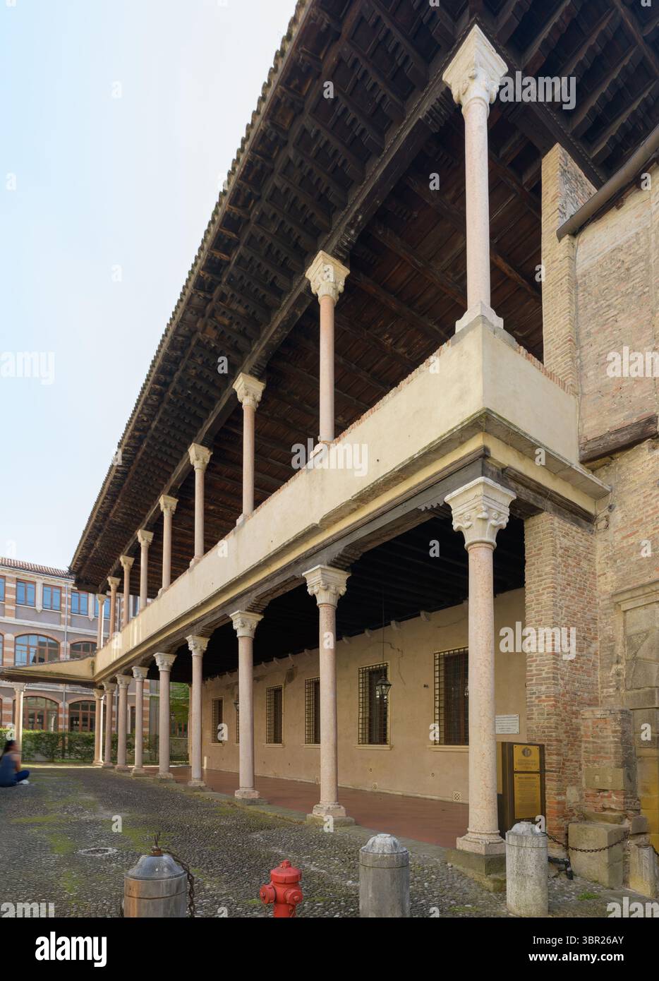 Blick auf den Innenhof mit einer Arkade, die von Säulen gestützt wird, im Carrarese Palace (Reggia Carrarese) in Padua, Italien. Stockfoto