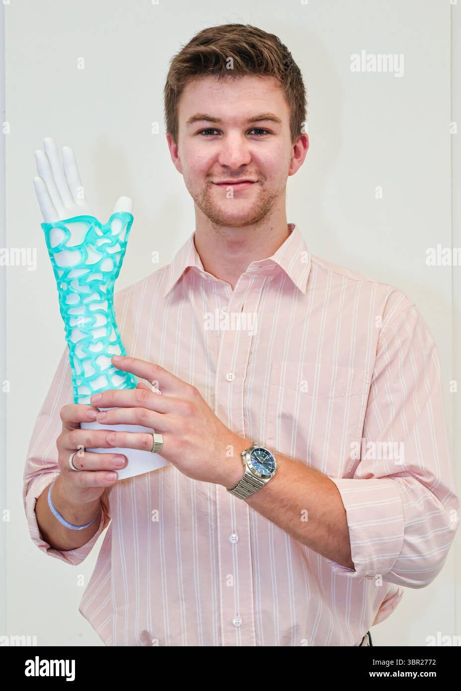 London, Großbritannien. Juli 2025. Jake Inglis, Gewinner des New Designers Award 2025 der Nottingham Trent University, mit seiner „Morphopädie“-Unterstützung für Frakturen. Mehr als 2.500 Studenten von 100 britischen Universitäten und Colleges zeigen ihre Arbeit im letzten Jahr an Kursen, die in der zweiten Woche Industriedesign, Grafikdesign, Möbel, Illustration, Animation und andere Designbereiche umfassen. Die Show findet im Business Design Centre Islington statt und feiert 2025 ihr 40. Jahr. Quelle: Imageplotter/Alamy Live News Stockfoto