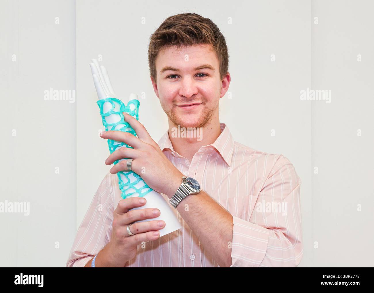 London, Großbritannien. Juli 2025. Jake Inglis, Gewinner des New Designers Award 2025 der Nottingham Trent University, mit seiner „Morphopädie“-Unterstützung für Frakturen. Mehr als 2.500 Studenten von 100 britischen Universitäten und Colleges zeigen ihre Arbeit im letzten Jahr an Kursen, die in der zweiten Woche Industriedesign, Grafikdesign, Möbel, Illustration, Animation und andere Designbereiche umfassen. Die Show findet im Business Design Centre Islington statt und feiert 2025 ihr 40. Jahr. Quelle: Imageplotter/Alamy Live News Stockfoto