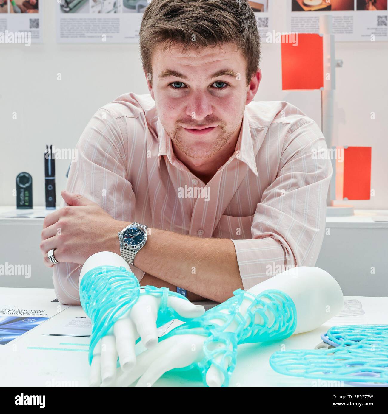 London, Großbritannien. Juli 2025. Jake Inglis, Gewinner des New Designers Award 2025 der Nottingham Trent University, mit seiner „Morphopädie“-Unterstützung für Frakturen. Mehr als 2.500 Studenten von 100 britischen Universitäten und Colleges zeigen ihre Arbeit im letzten Jahr an Kursen, die in der zweiten Woche Industriedesign, Grafikdesign, Möbel, Illustration, Animation und andere Designbereiche umfassen. Die Show findet im Business Design Centre Islington statt und feiert 2025 ihr 40. Jahr. Quelle: Imageplotter/Alamy Live News Stockfoto