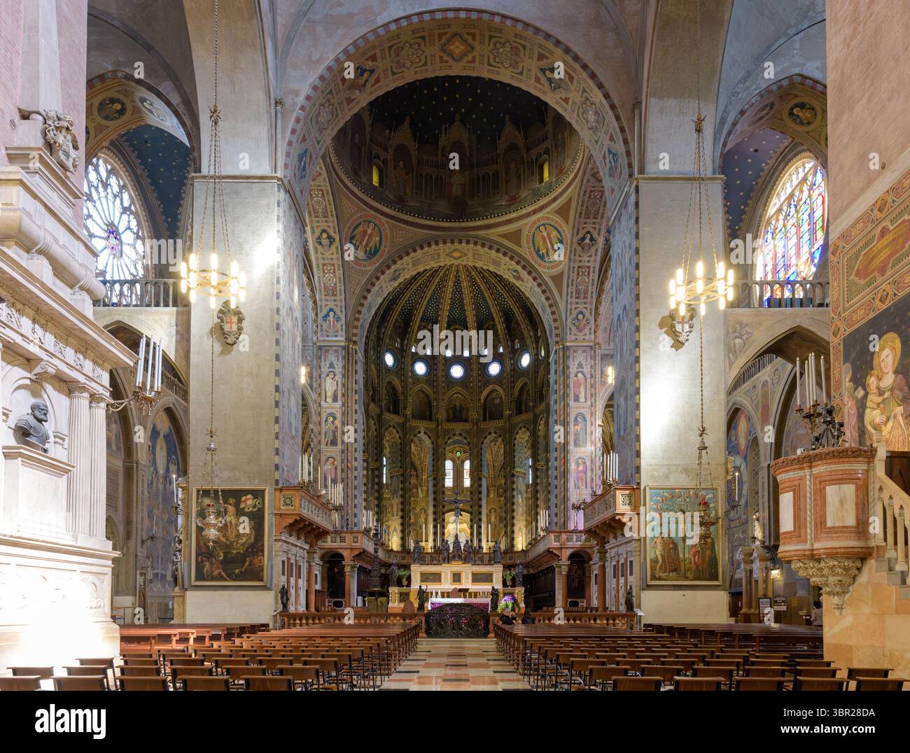 Innenansicht der Basilika des Heiligen Antonius in Padua, Italien, mit dem Altarbereich mit komplizierten Kunstwerken und religiösem Dekor. Stockfoto