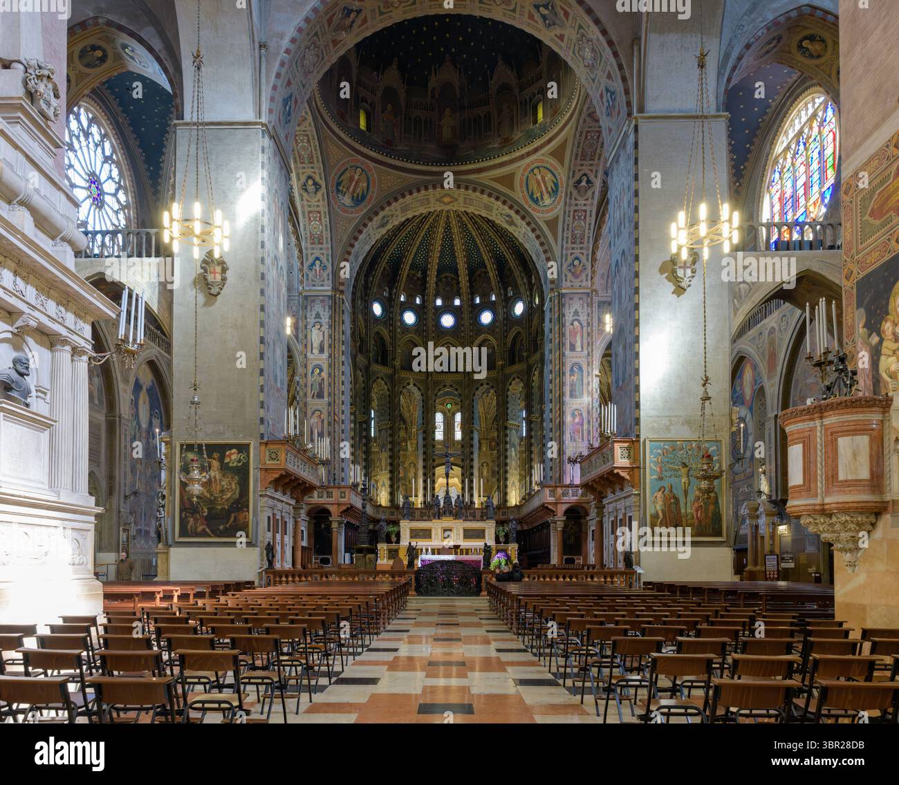 Innenansicht der Basilika des Heiligen Antonius in Padua, Italien, mit dem Altarbereich mit komplizierten Kunstwerken und religiösem Dekor. Stockfoto