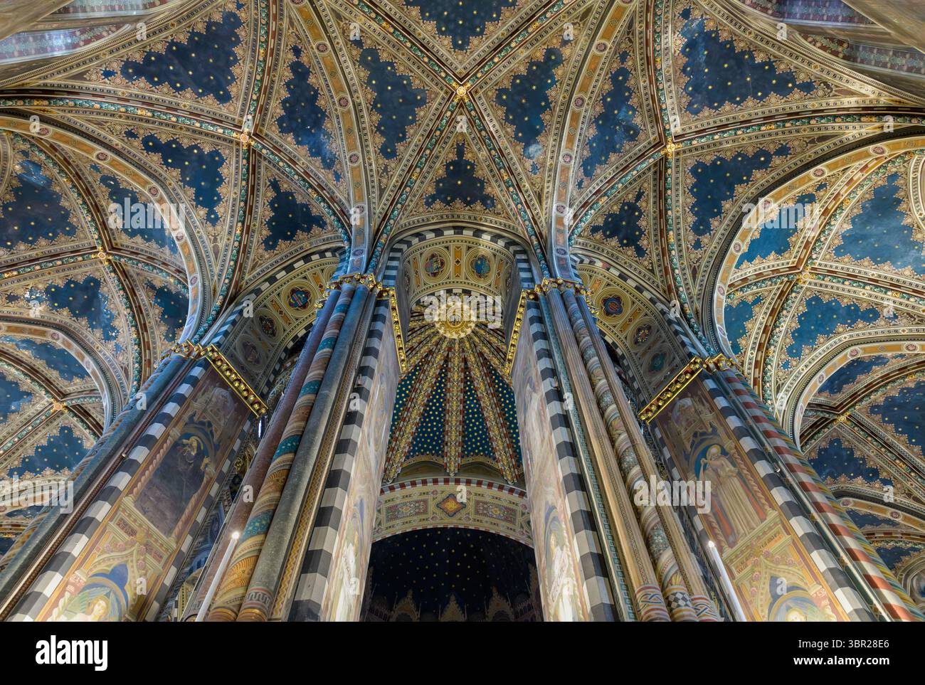 Gotische Gewölbedecke des Ambulatoriums in der Basilika des Heiligen Antonius in Padua, Italien, verziert mit komplizierten Fresken mit religiösen Motiven Stockfoto