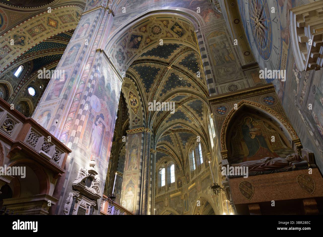 Gotische Gewölbedecke des Ambulatoriums in der Basilika des Heiligen Antonius in Padua, Italien, verziert mit komplizierten Fresken mit religiösen Motiven Stockfoto