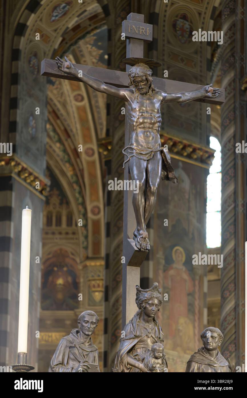 Das bronzene Kruzifix von Donatello (1443/44-1448/49), ausgestellt auf dem Hochaltar der Basilika des Heiligen Antonius, Padua, Italien. Stockfoto