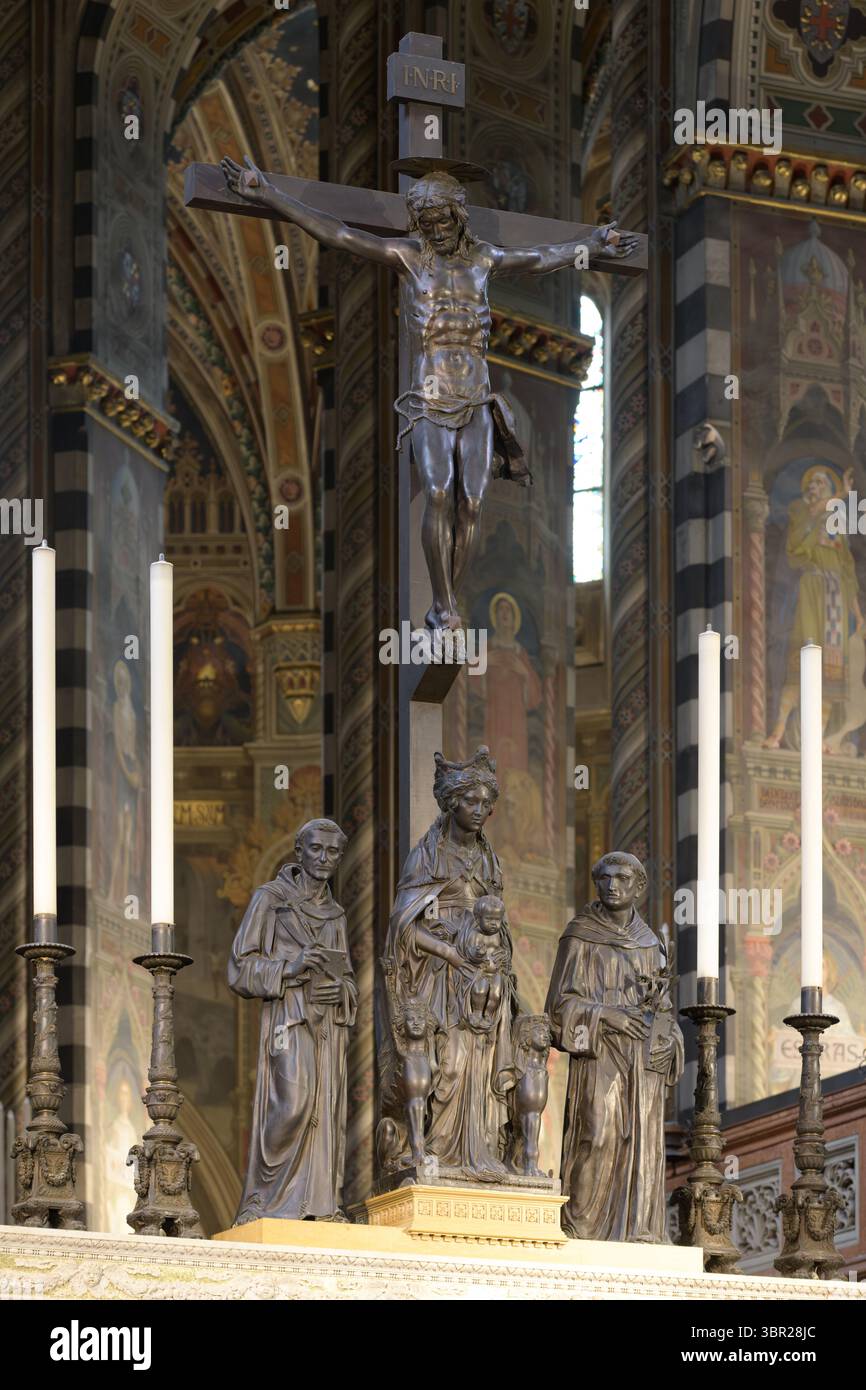 Das bronzene Kruzifix von Donatello (1443/44-1448/49), ausgestellt auf dem Hochaltar der Basilika des Heiligen Antonius, Padua, Italien. Stockfoto