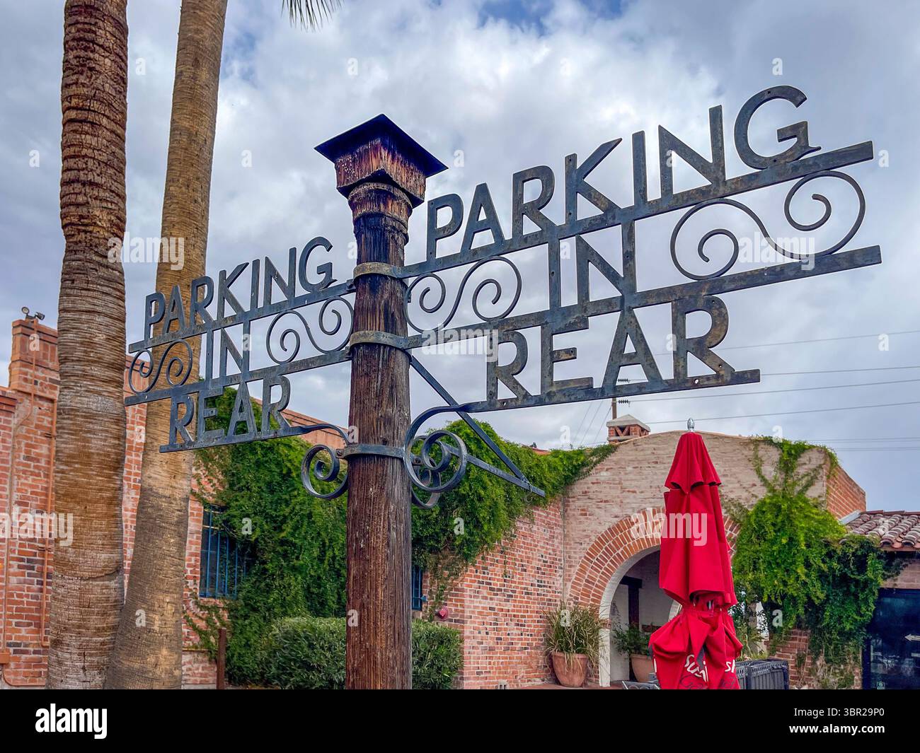 Metallschild "Parken hinten" vor einem Geschäft in Tucson AZ Stockfoto