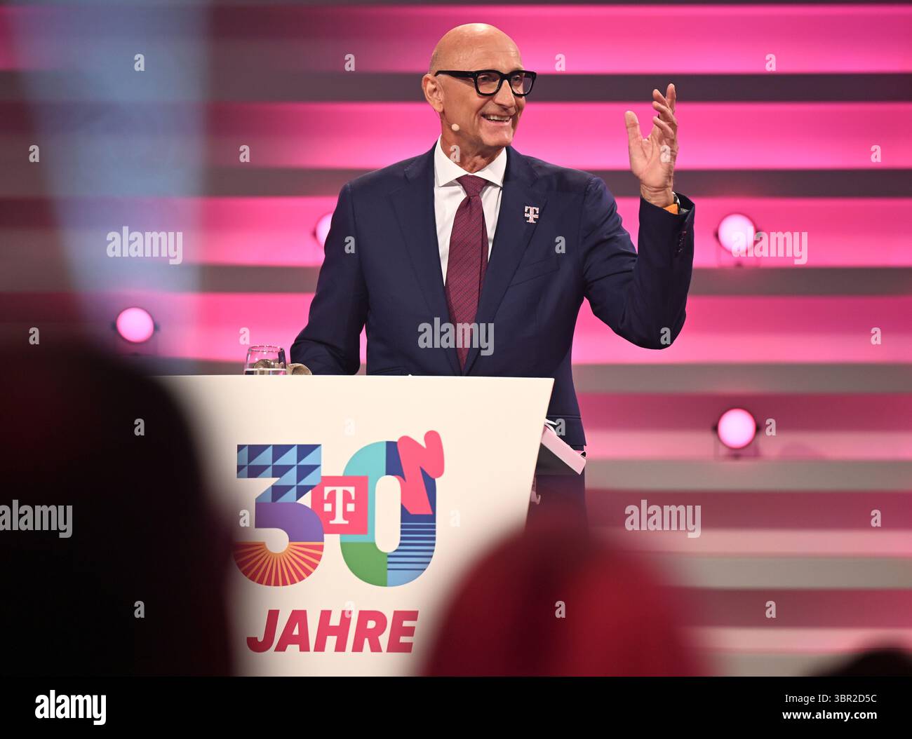 Bonn, Deutschland. Juli 2025. Tim Höttges, Vorstandsvorsitzender der Deutschen Telekom AG, steht in einem Saal am Hauptsitz der Deutschen Telekom und spricht anlässlich einer Festveranstaltung zum 30. Jahrestag der Gründung der Deutschen Telekom. Die Deutsche Telekom wurde vor 30 Jahren gegründet, nachdem sie aus der Bundespost hervorgegangen ist. Quelle: Wolf von Dewitz/dpa/Alamy Live News Stockfoto