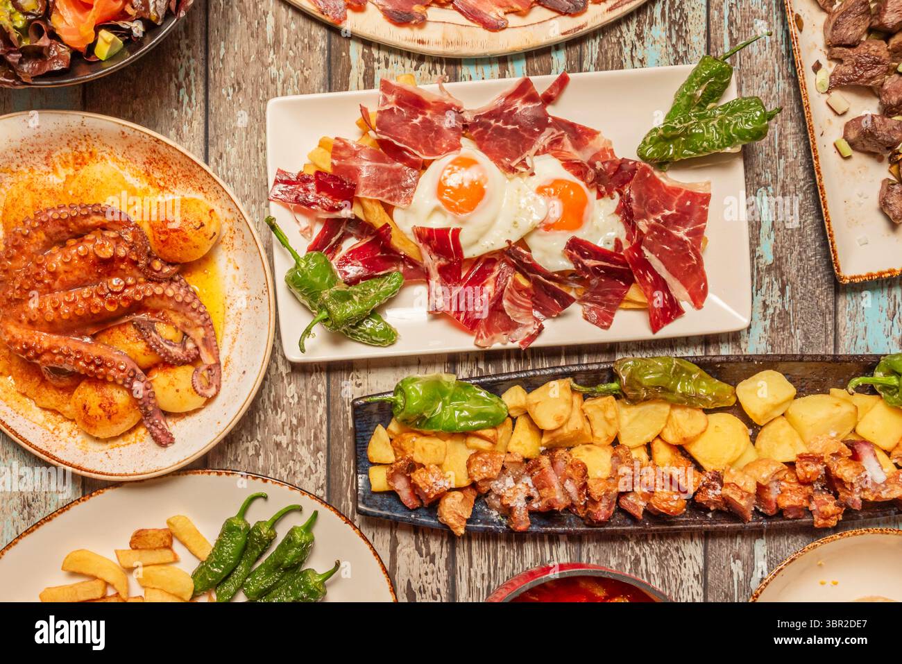 Huevos Rotos sind eine Einladung, gutes Essen zu genießen, zu teilen und mit Aromen zu experimentieren Stockfoto