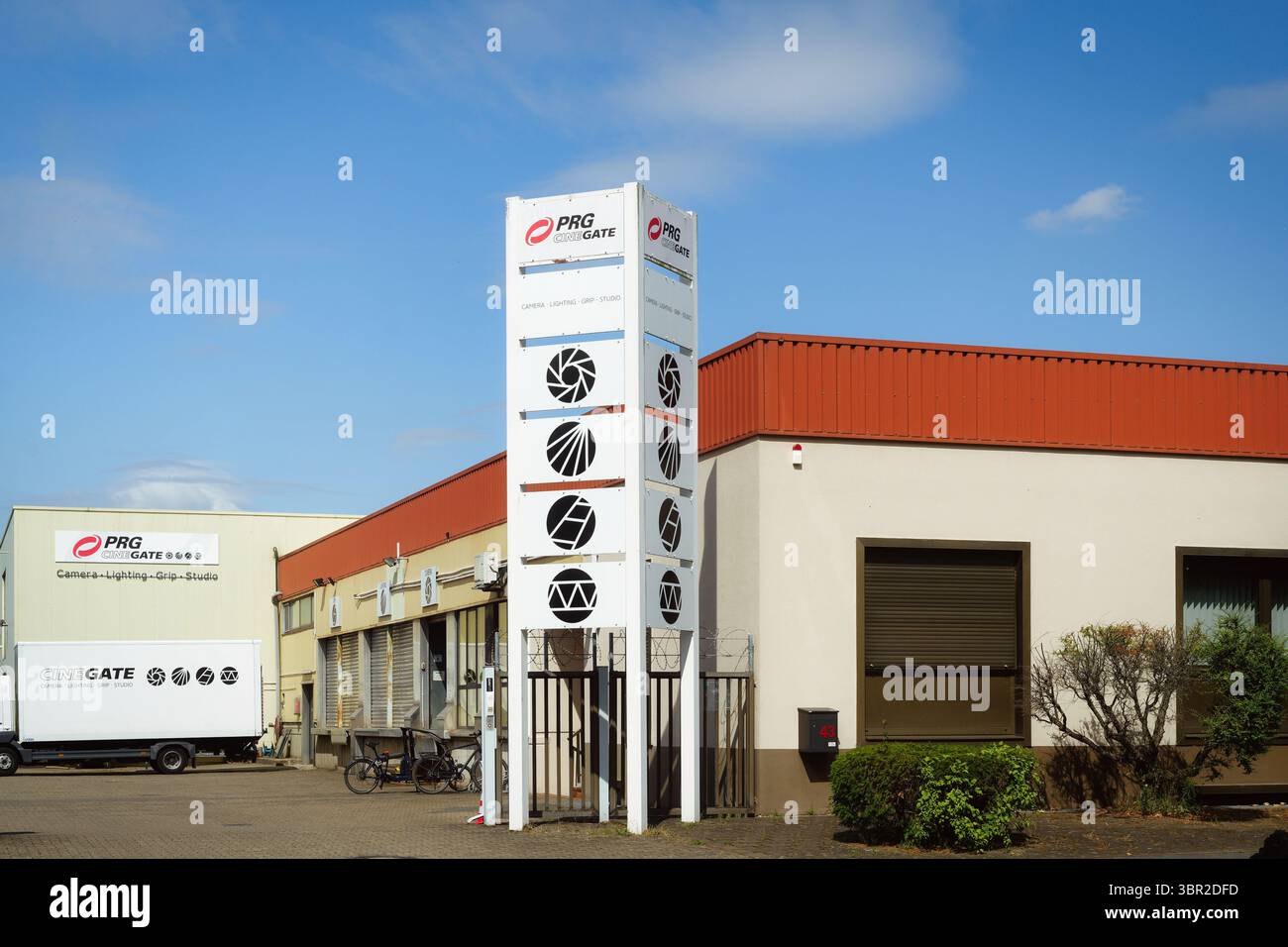 Köln, Deutschland 10. Juli 2025: Kölner Niederlassung des Mediendienstleisters CINEGATE GmbH, der technische Ausrüstungen für die Produktion vermietet Stockfoto