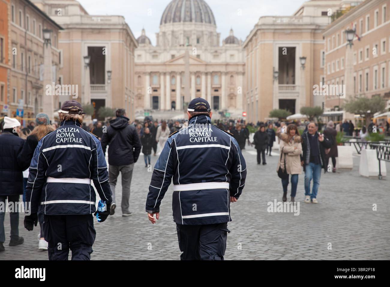 ROM, ITALIEN - 15. JANUAR 2025: Zwei uniformierte Polizia Roma Capitale patrouillieren in der Via della Conciliazione. Polizia Roma Capitale ist eine lokale Gemeinde Stockfoto